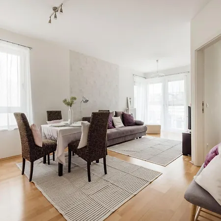 דירה Bright And With Balcony בודפשט