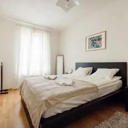 Bright And With Balcony בודפשט