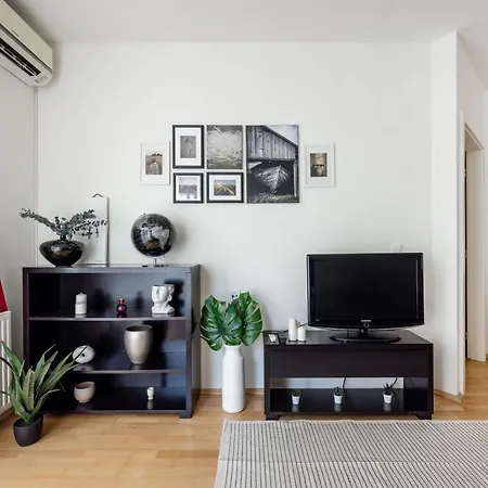 דירה Bright And With Balcony