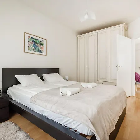 דירה Bright And With Balcony *