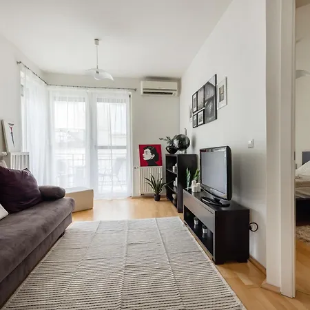 דירה Bright And With Balcony *