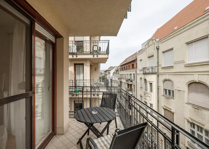 Bright And With Balcony בודפשט